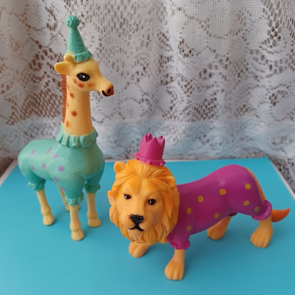 (2) ANKYO ZOO PARTY ANIMALS GIRAFFE AND LION PVC PLASTIC TOYS/CAKE TOPPERS
